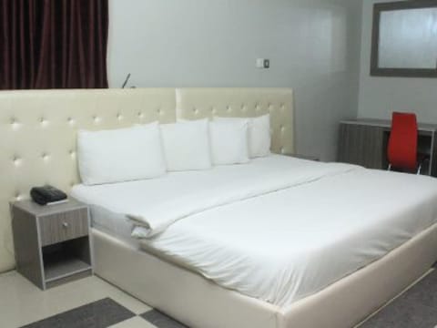 Room in Lodge - Ambience Hotel and Suites-magodo, Chambre d’hôte in Lagos