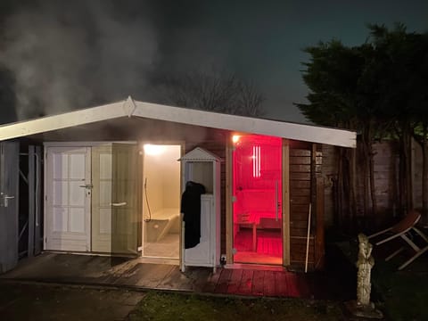 Spaanse Bungalow nabij Amsterdam with Sauna and steam sauna Villa in Haarlem