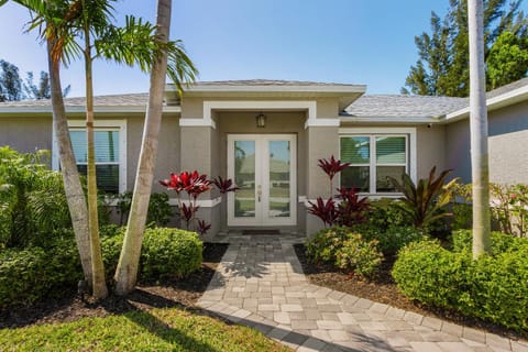Amazing outdoor living on a freshwater canal, 4 bedrooms, pet-friendly - Villa Becky House in Cape Coral