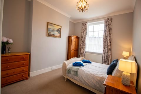 Grand 2 bed Georgian apartment at Florence House with king bed, in the heart of Herne Bay & 300m from beach Apartment in Herne Bay