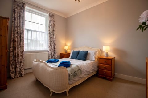 Grand 2 bed Georgian apartment at Florence House with king bed, in the heart of Herne Bay & 300m from beach Apartment in Herne Bay