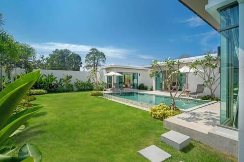 Property building, Garden, Garden view, Pool view, Swimming pool, sunbed