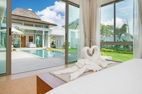 Bed, Natural landscape, Photo of the whole room, Bedroom, Garden view, Pool view, Swimming pool, sunbed