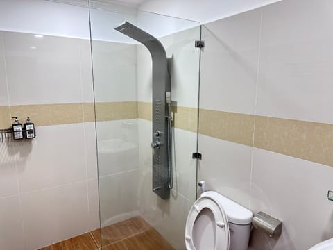 Shower, Toilet