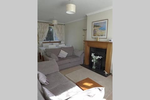 Sunny House with views to Edinburgh Skyline House in Edinburgh