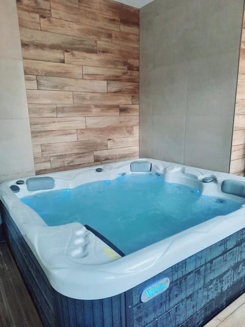 Hot Tub, Sauna