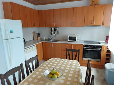 Kitchen or kitchenette, Dining area, Communal kitchen