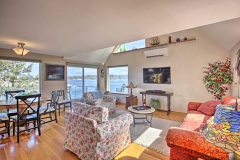 Waldport Beach House with Loft, Grill and Ocean Views! Casa in Waldport
