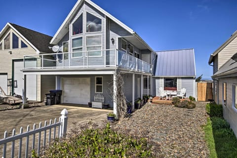 Waldport Beach House with Loft, Grill and Ocean Views! House in Waldport