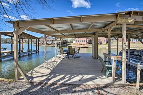 Waterfront Home with 2 Kayaks, Dock, Boat Slip! Casa in Piney