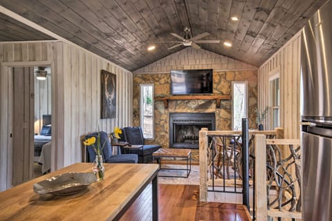 Serene Cabin Getaway with 2 Decks and Mountain Views! Haus in Blue Ridge