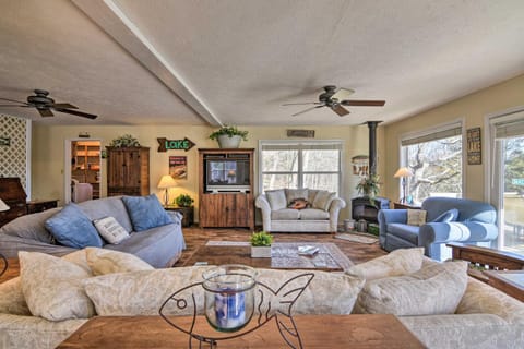 Lakefront Table Rock Getaway with Private Swim Dock! Casa in Table Rock Lake