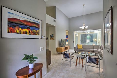 Contemporary Condo with Mtn Views and Pool Access Condominio in Rancho Mirage
