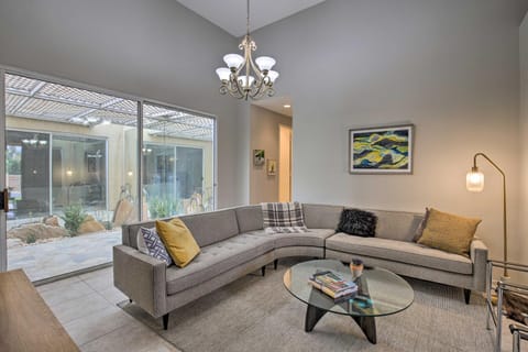 Contemporary Condo with Mtn Views and Pool Access Condominio in Rancho Mirage