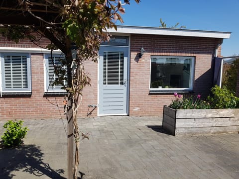 Solstice, quiet cottage in Bruinisse, Zeeland Casa in Bruinisse