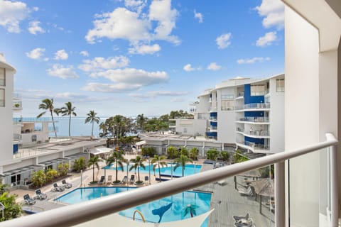 Hamptons Meets Hervey Bay In Upmarket Resort - Ocean Views Apartment in Hervey Bay