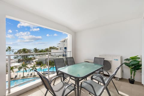 Hamptons Meets Hervey Bay In Upmarket Resort - Ocean Views Apartment in Hervey Bay