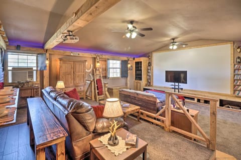 Rustic Sims City Studio Cabin with Home Theater! Condo in Buffalo River