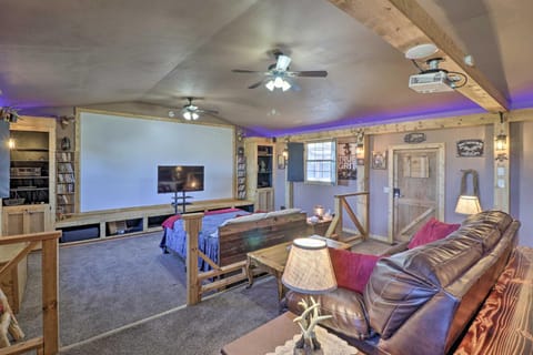Rustic Sims City Studio Cabin with Home Theater! Condo in Buffalo River