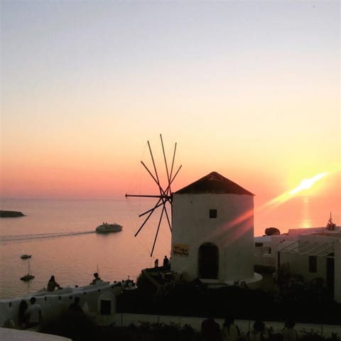 Lioyerma Windmill Villa With Outdoor Hot Tub Apartment in Oia