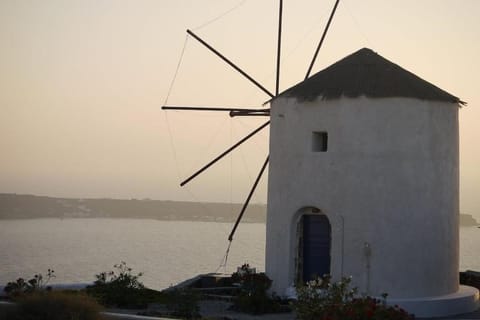 Lioyerma Windmill Villa With Outdoor Hot Tub Apartment in Oia