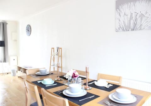 Private & Comfortable 2 Bedroom Home away from Home Apartment in London Borough of Hillingdon