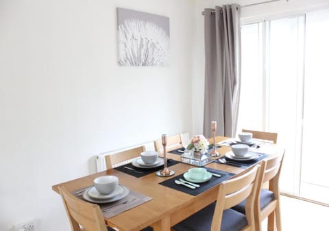 Private & Comfortable 2 Bedroom Home away from Home Apartment in London Borough of Hillingdon