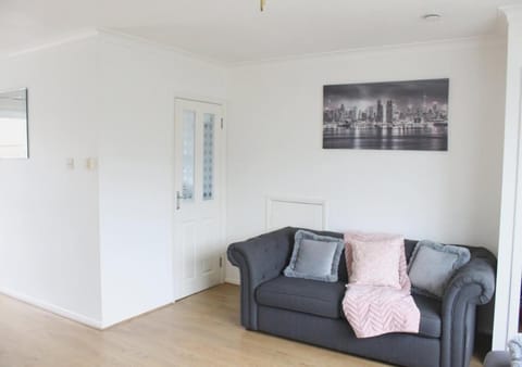 Private & Comfortable 2 Bedroom Home away from Home Apartment in London Borough of Hillingdon