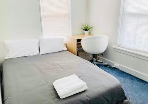 Oui on Ludlow - Entire House and Private Rooms in University City Condo in Philadelphia