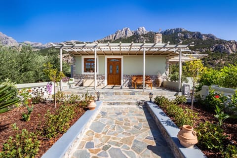 Property building, Patio, Day, Natural landscape, Garden, Garden view, Mountain view