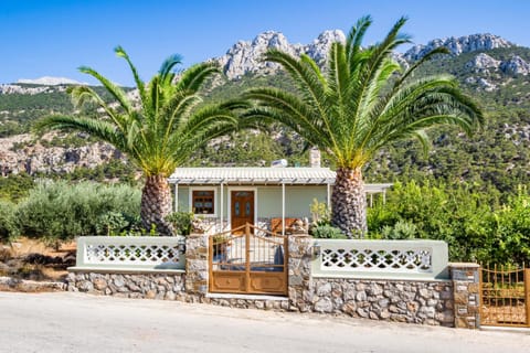 Property building, Day, Natural landscape, Garden, Garden view, Mountain view