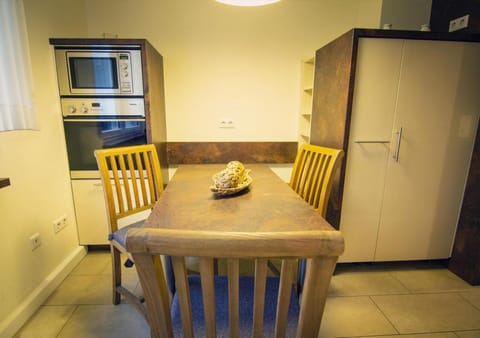 Kitchen or kitchenette, Dining area, Communal kitchen