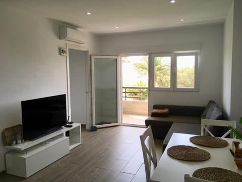 TV and multimedia, Balcony/Terrace, Living room, Photo of the whole room, Seating area, Sea view, air conditioner