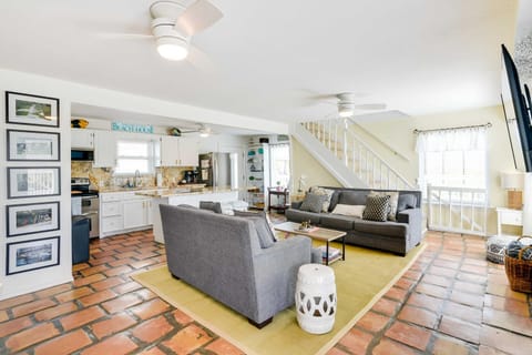 Home with Ocean-View Deck and BBQ Steps to the Beach! Casa in Surfside Beach