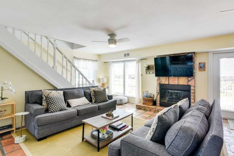 Home with Ocean-View Deck and BBQ Steps to the Beach! House in Surfside Beach