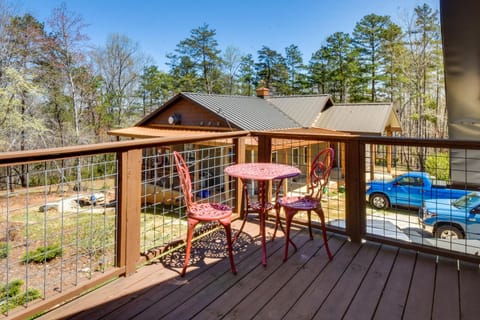 Romantic, Cozy Loft with Yard, 5 Miles to Clemson Condo in Pickens County