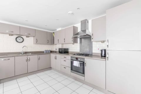 2 BED & 2 BATH COSY APARTMENT SLOUGH- FREE PARKING Apartment in Slough