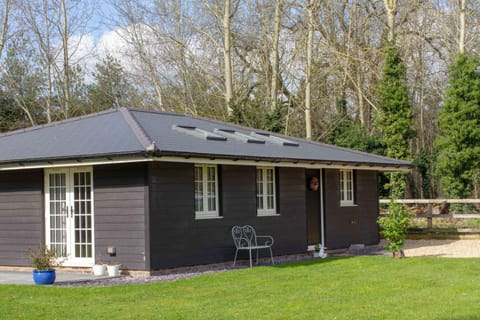 Breckland Cottage - Secluded Country Getaway House in Breckland District