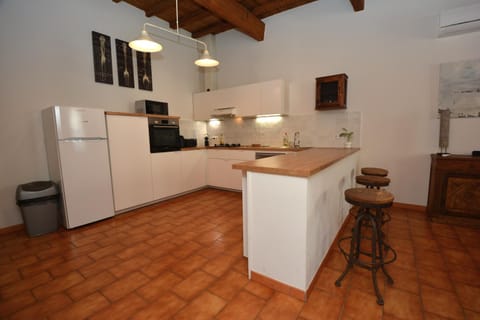 Kitchen or kitchenette, microwave, oven, kitchen