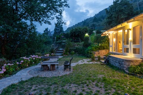 Mystic Abode, An old colonial house with a garden by Roamhome House in Uttarakhand
