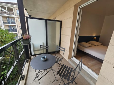 The Aviator Apartment in Bussy-Saint-Georges