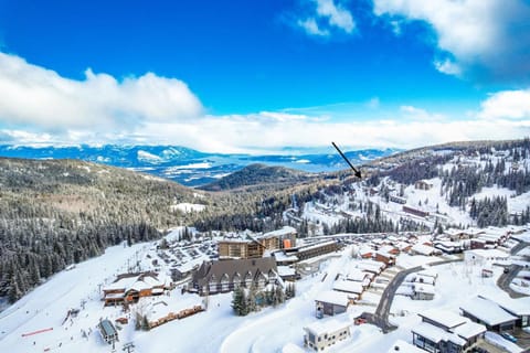 Property building, Restaurant/places to eat, Ski School, Skiing, Skiing, Mountain view, Parking, acessibility