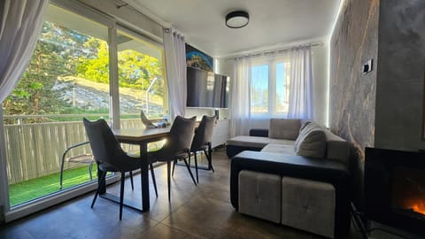 TV and multimedia, Balcony/Terrace, Living room, Landmark view