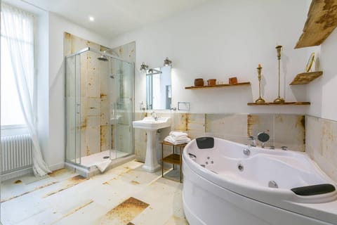 Le DAILY PAINTING plongée dans les années sixties Apartment in Dijon