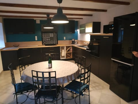 Kitchen or kitchenette, Dining area