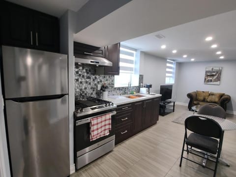 Prestige Accommodation Self-contained 2 Bedrooms Suite Haus in Ajax