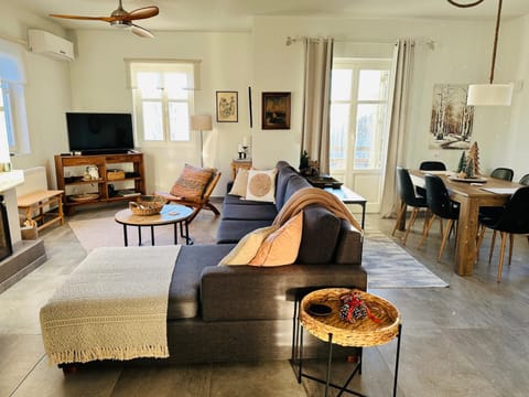 Living room, Seating area, Dining area