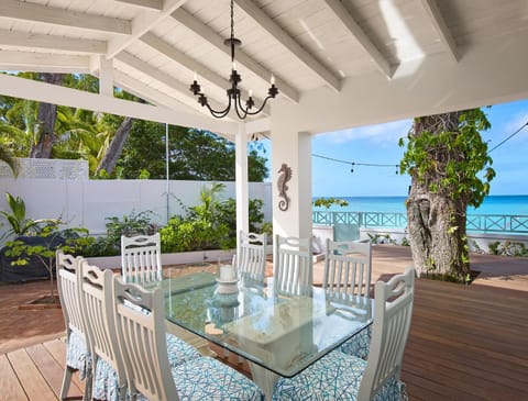 Southwinds Villa is a three bedroom beach front property with a beautiful big in House in Saint James