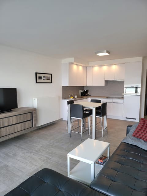 Studio 105 op zeedijk met frontaal zeezicht 1ste verdiep Apartment in Middelkerke