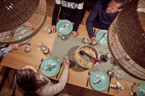 Restaurant/places to eat, Food and drinks, Photo of the whole room, Food